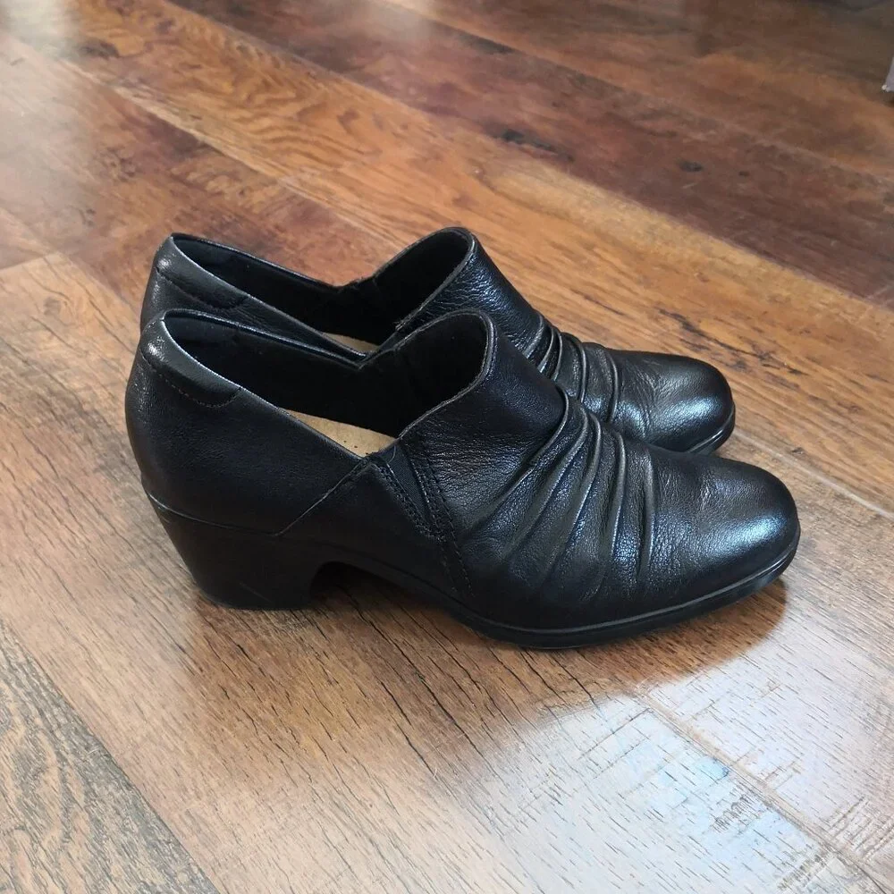 Clarks Ankle Booties Size 8 Black Leather Preppy Ruched‎ Slip On Comfort Shoes